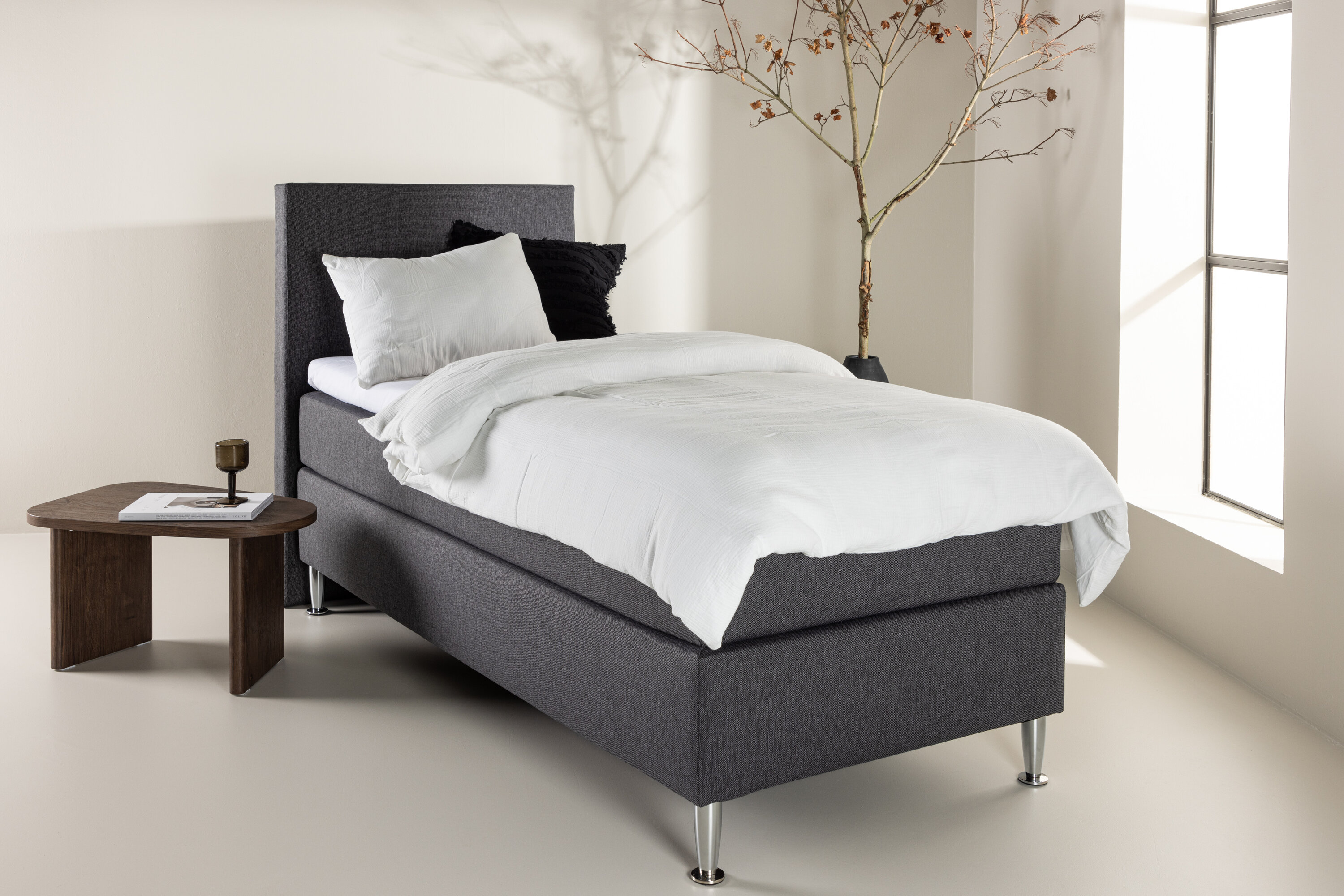 Bett Toledo